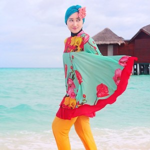 Baju renang muslima ala designer Dian Pelangi
